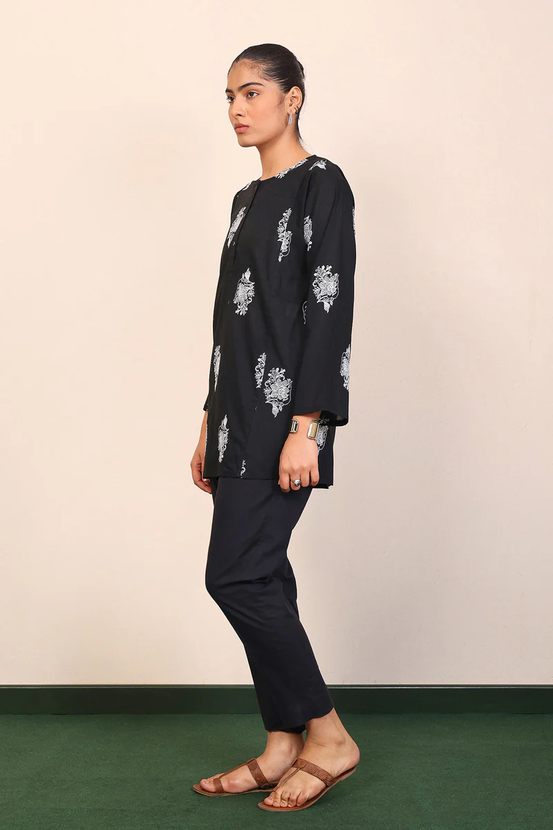 Gul Meena Embroidered Kurta - Image 3