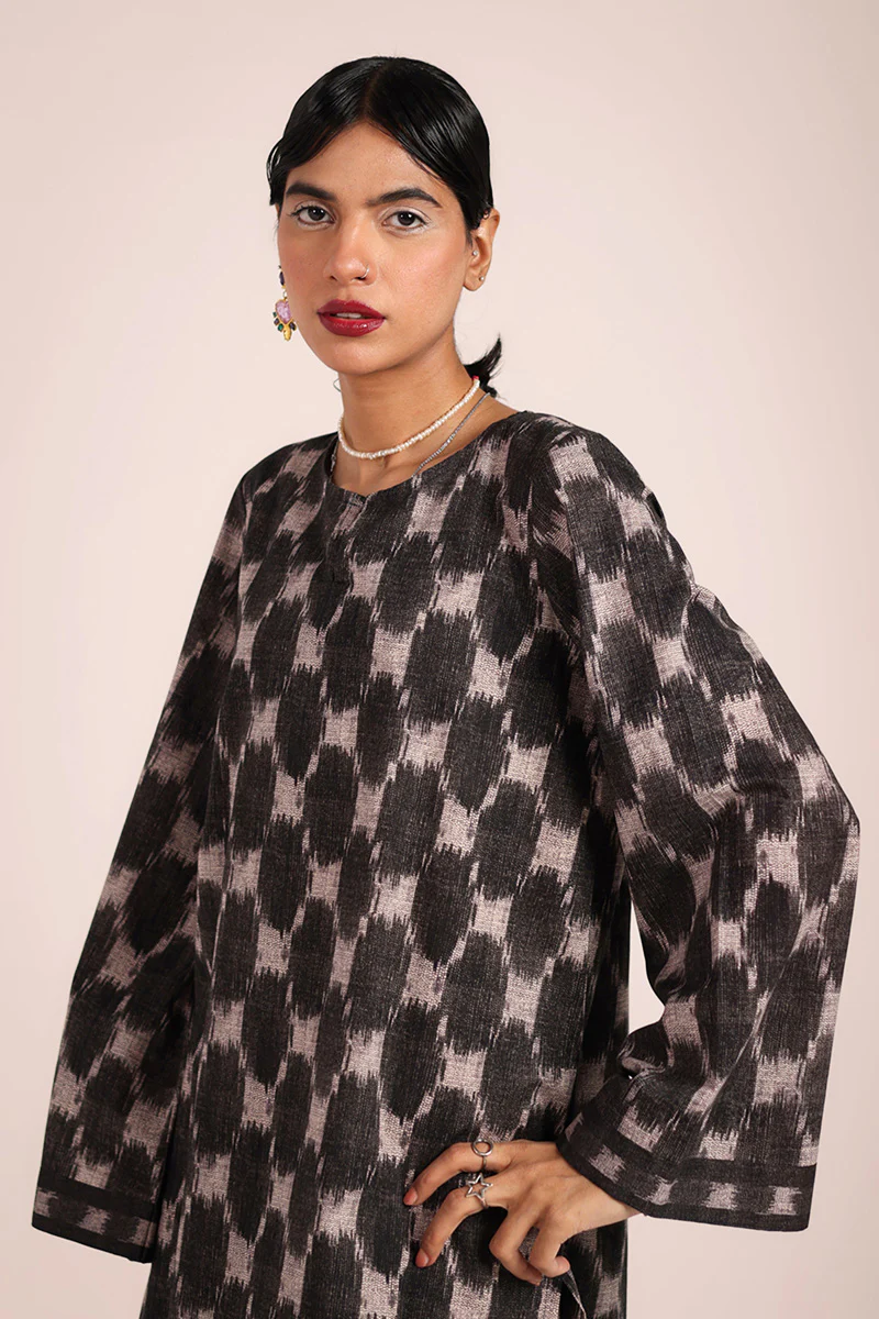 Ikat Illusion Ensemble - Image 2