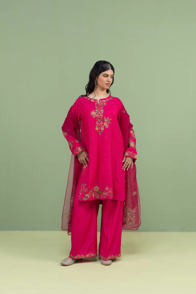 Hues of Red Opulent 3-Piece Suit - Image 3