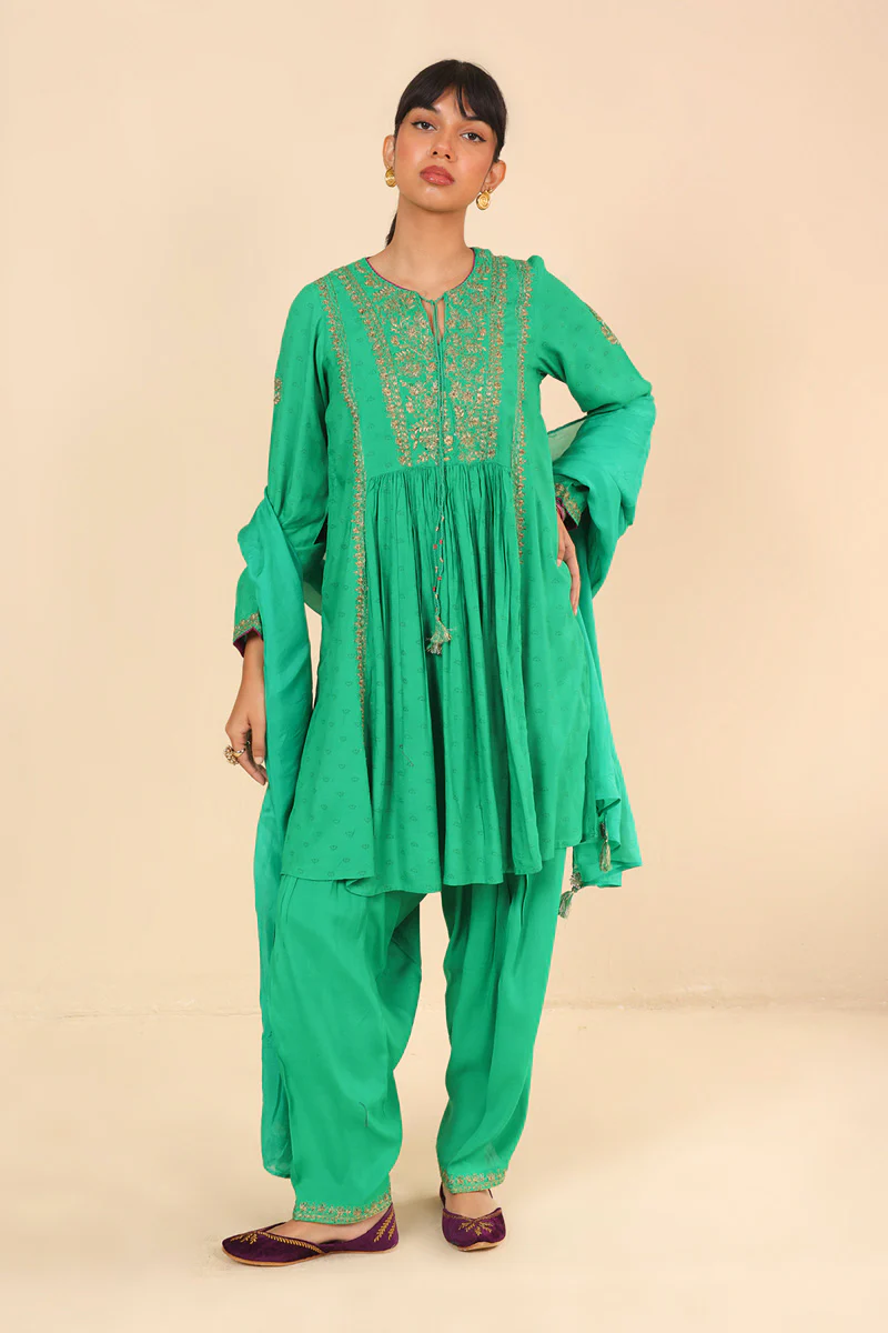 Bahar Bano Suit - Image 2