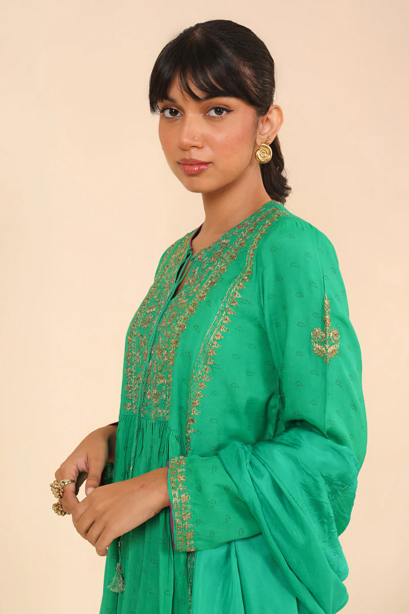 Bahar Bano Suit - Image 4